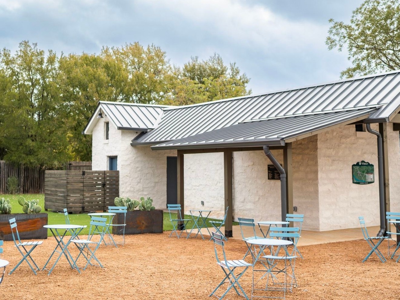 a group of lawn chairs sitting on top of a house