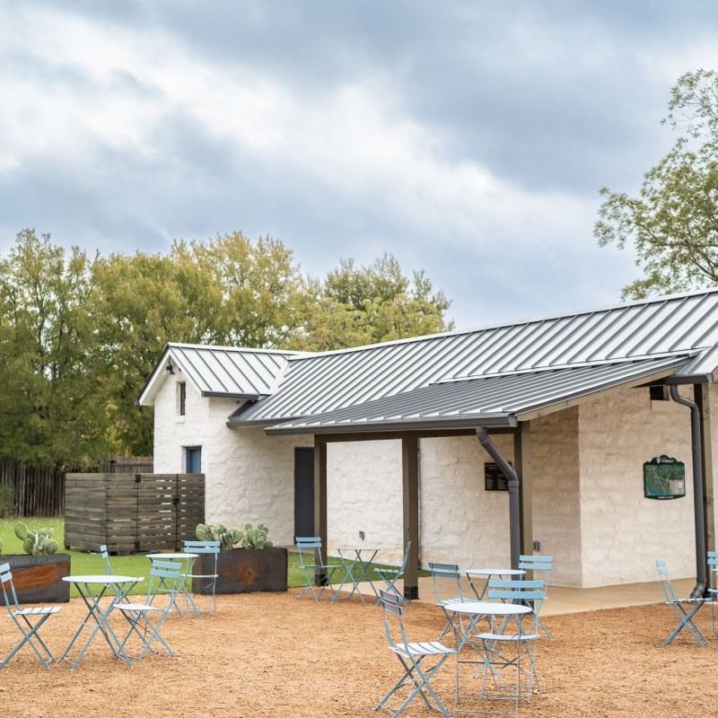 a group of lawn chairs sitting on top of a wooden house