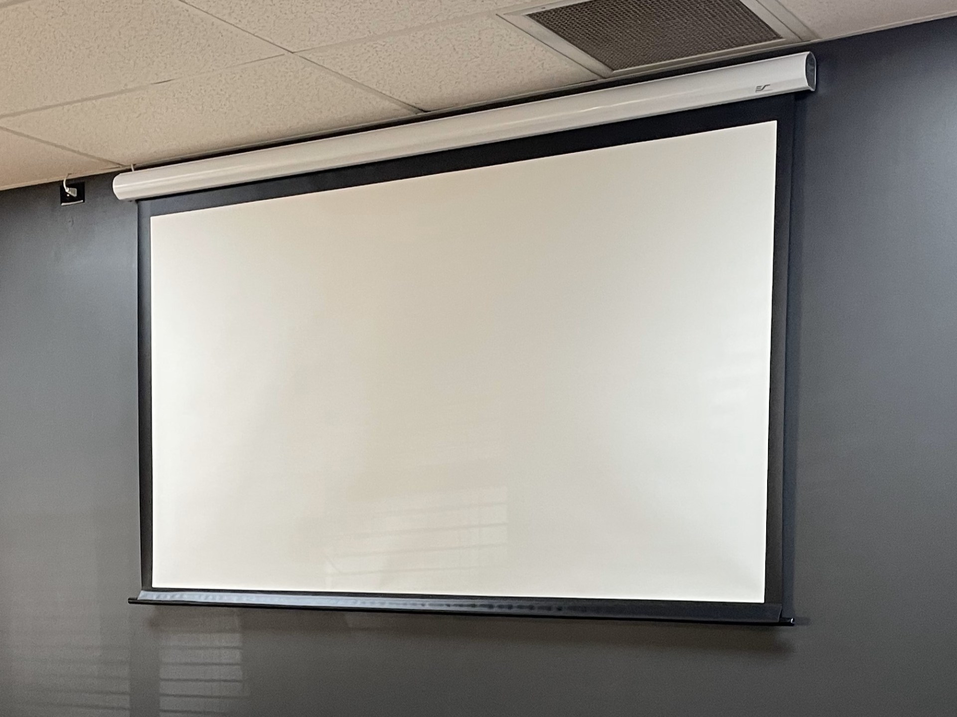 a room with a large mirror